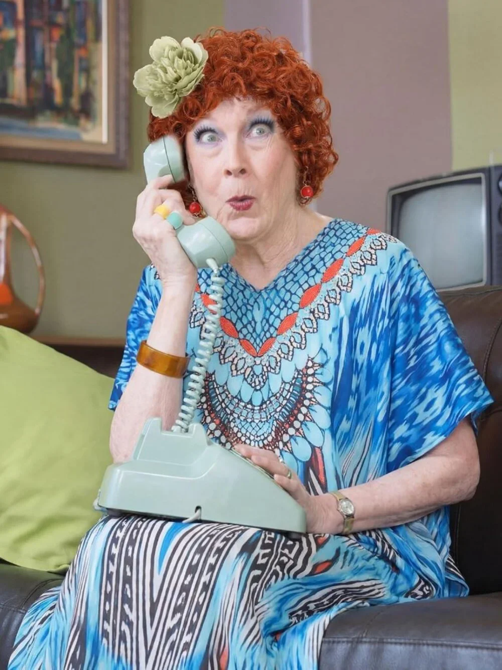 Chic Landlady Costume Set: Caftan Dress, Curly Wig, Jewelry & Sunglasses for